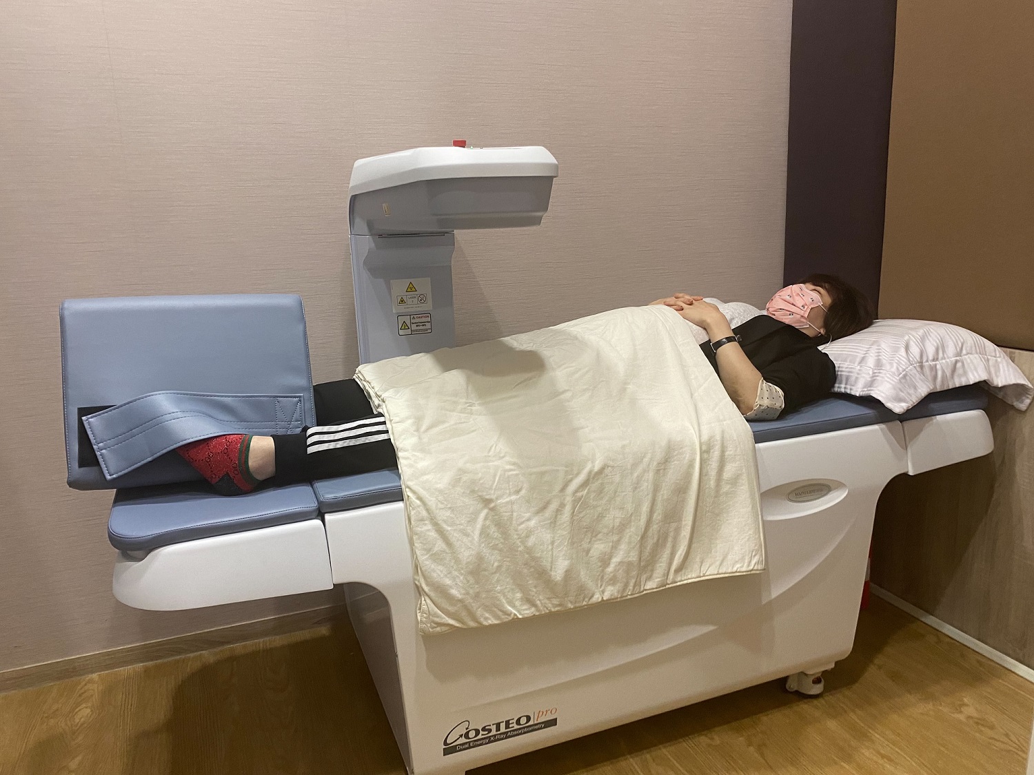 小心骨質疏鬆！竟是「長新冠」後遺症…醫號召公益骨質檢測